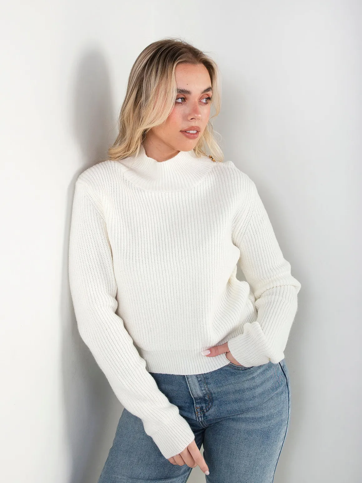 Camisola malha com botões no ombro