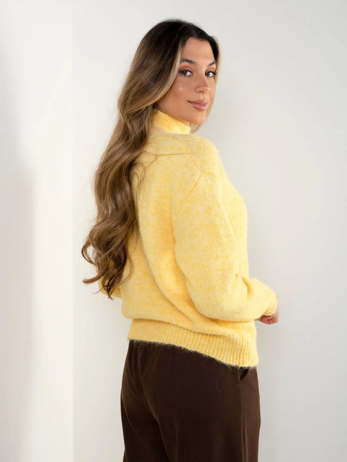 Camisola malha com gola subida e botões