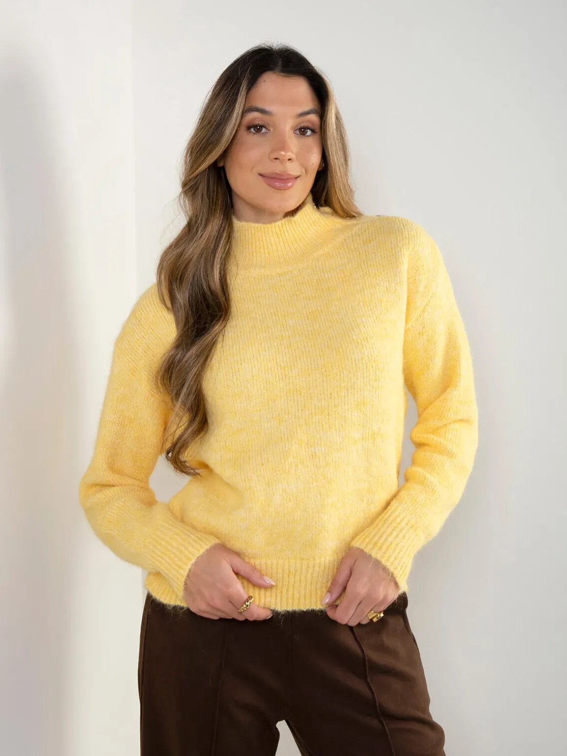 Camisola malha com gola subida e botões