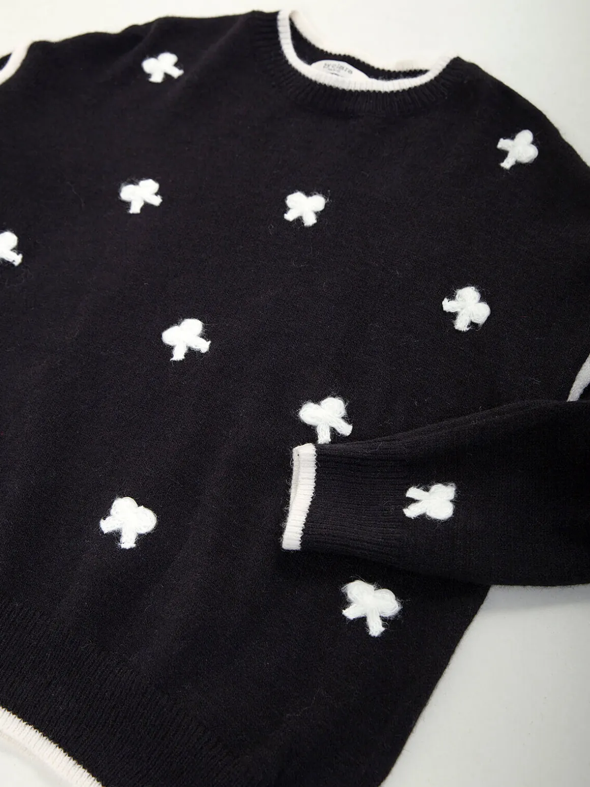 Camisola malha com laços aplicados