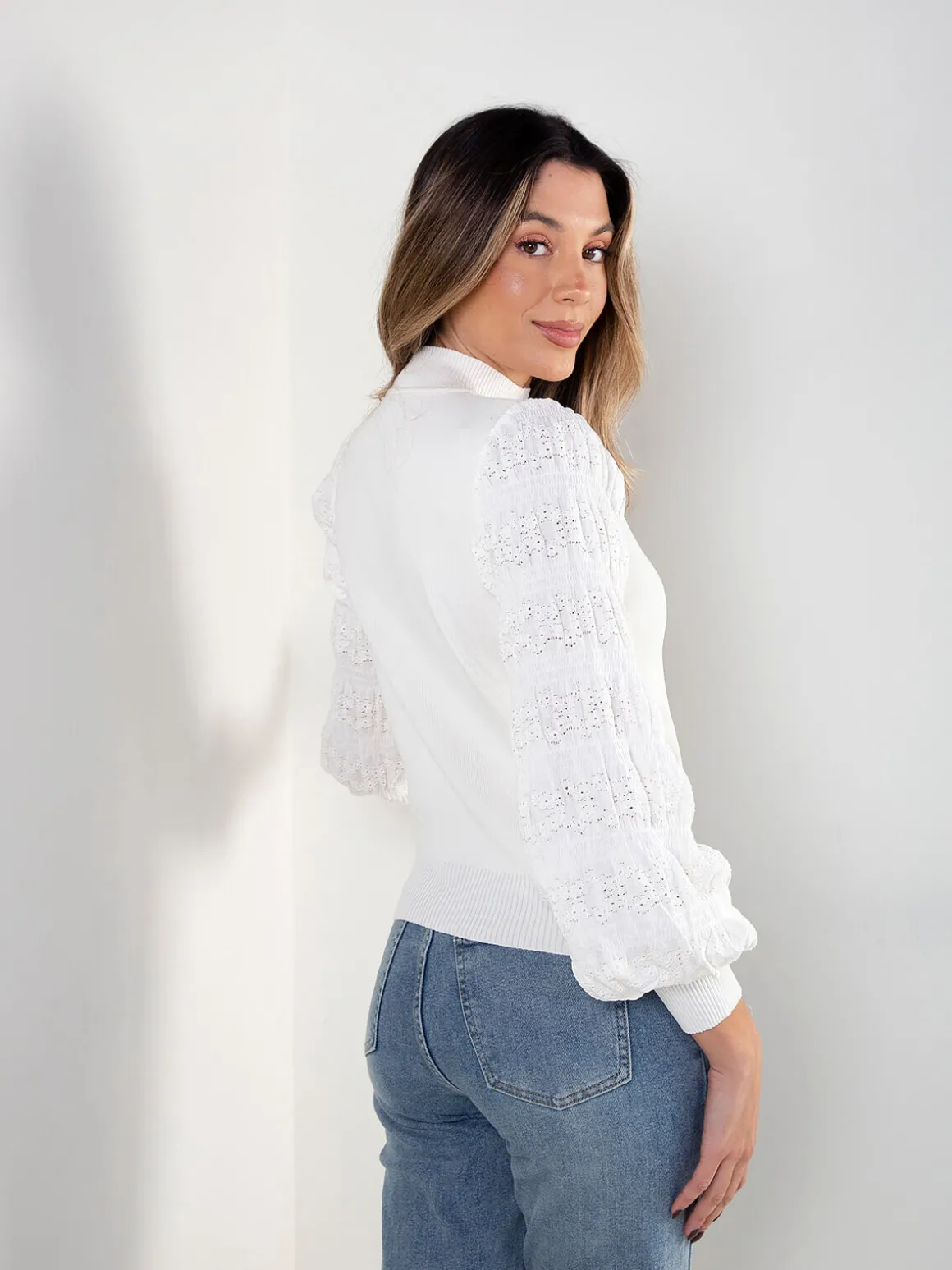 Camisola malha com mangas em renda