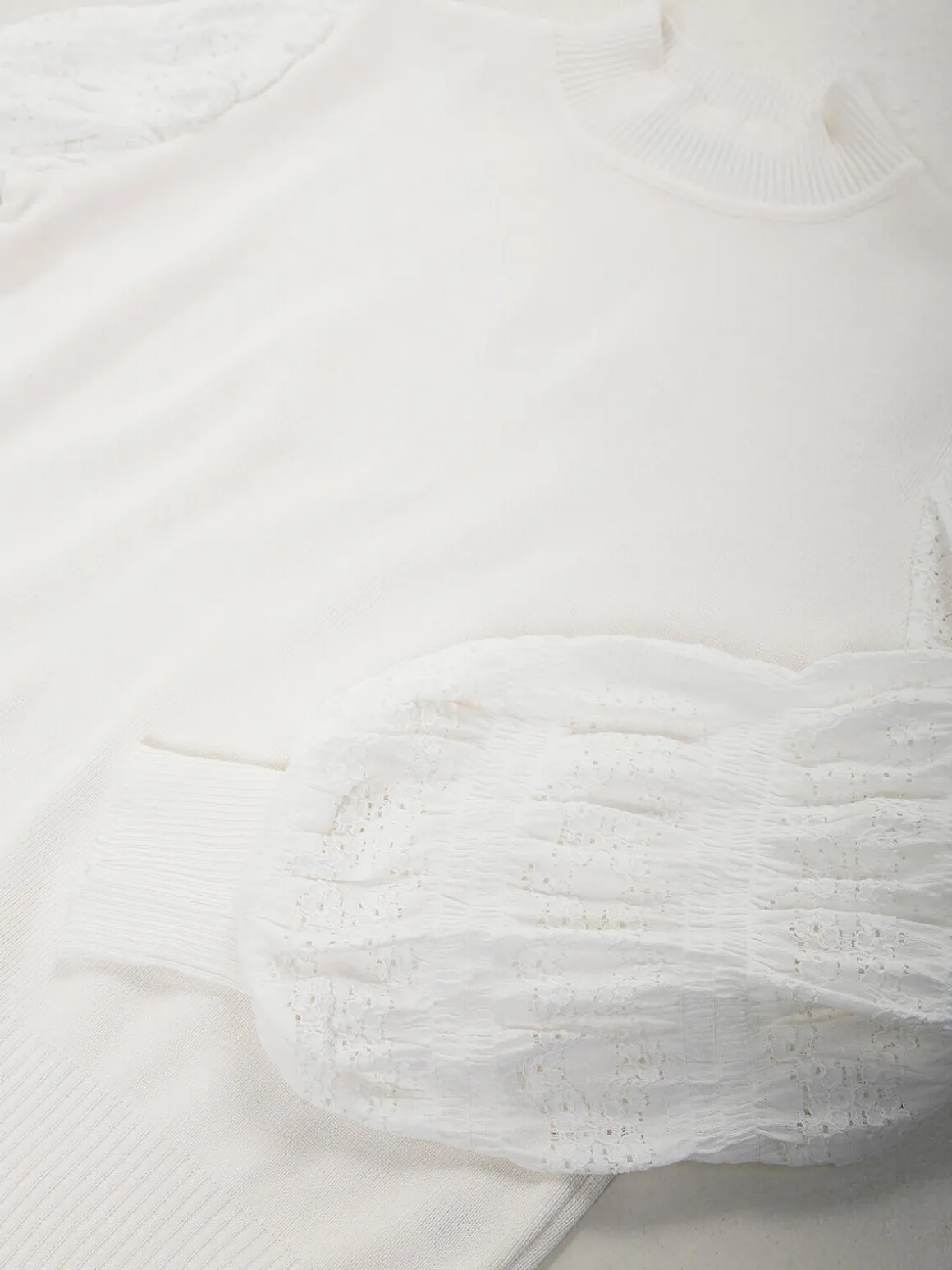 Camisola malha com mangas em renda