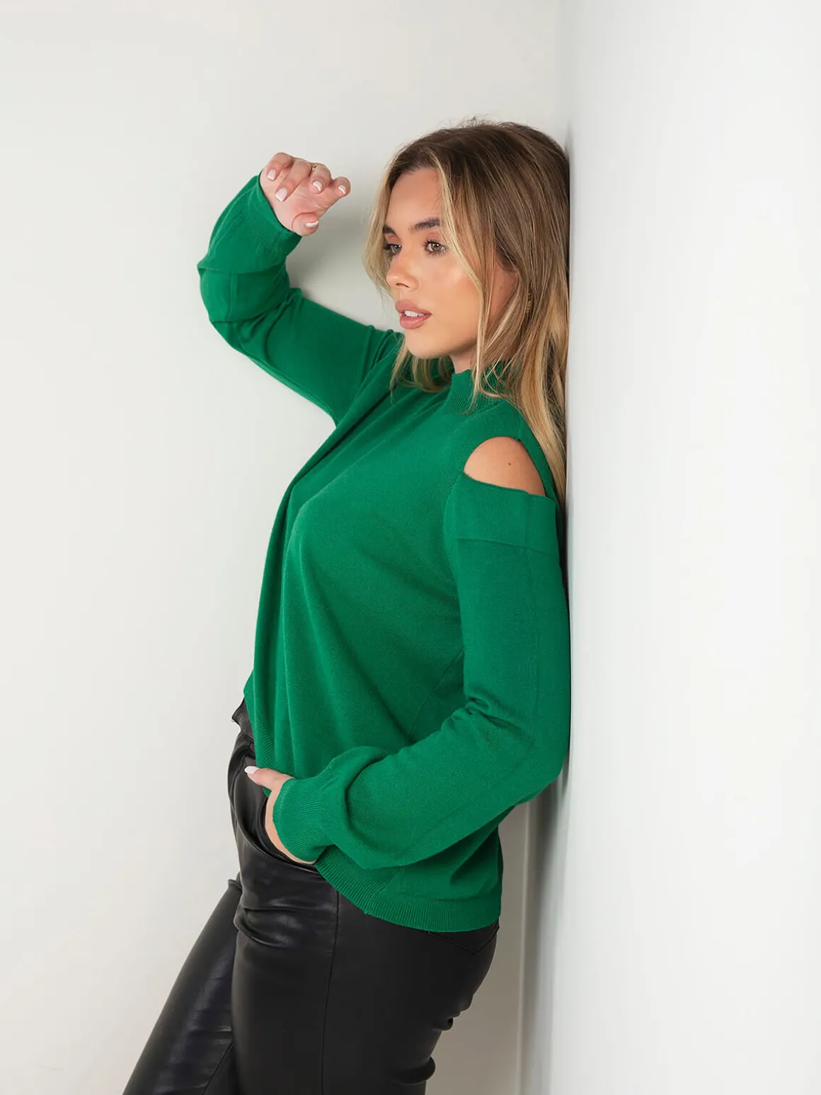 Camisola malha com ombros recortados