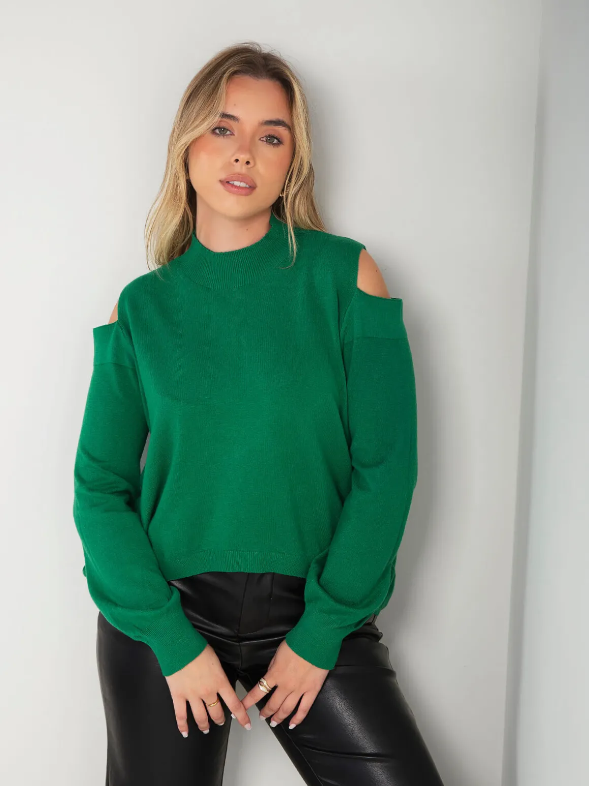 Camisola malha com ombros recortados