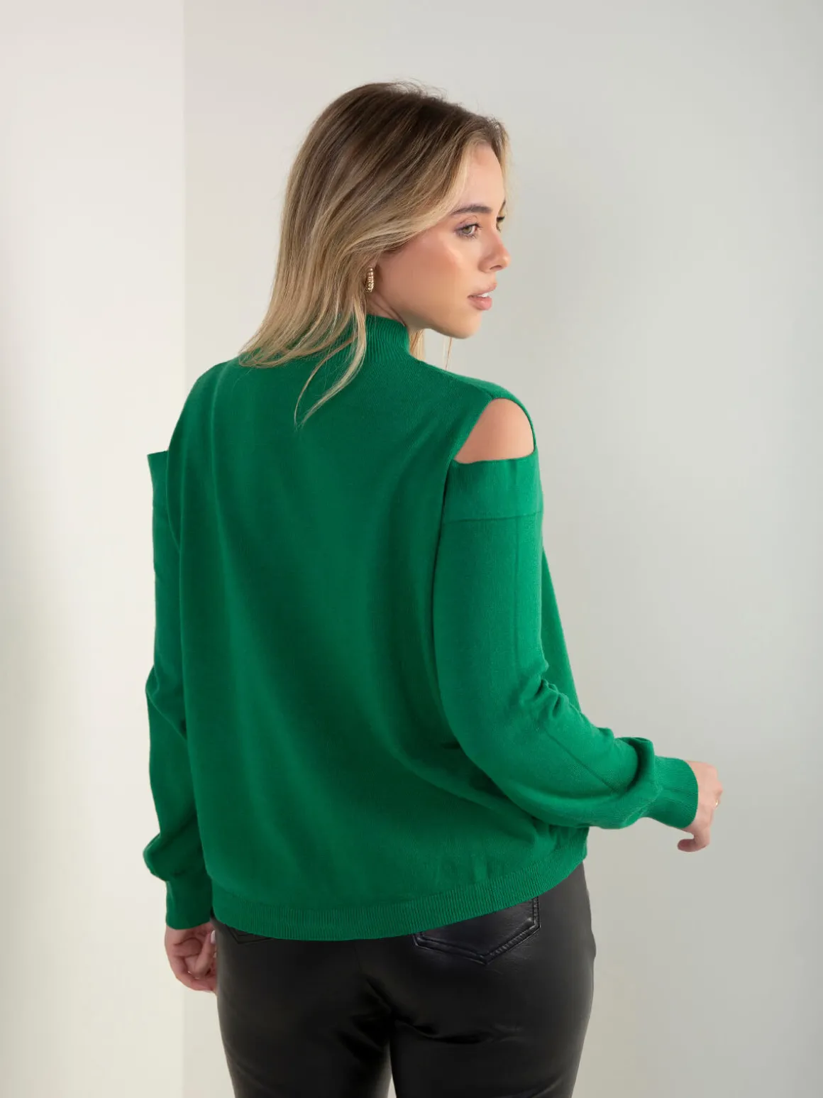 Camisola malha com ombros recortados