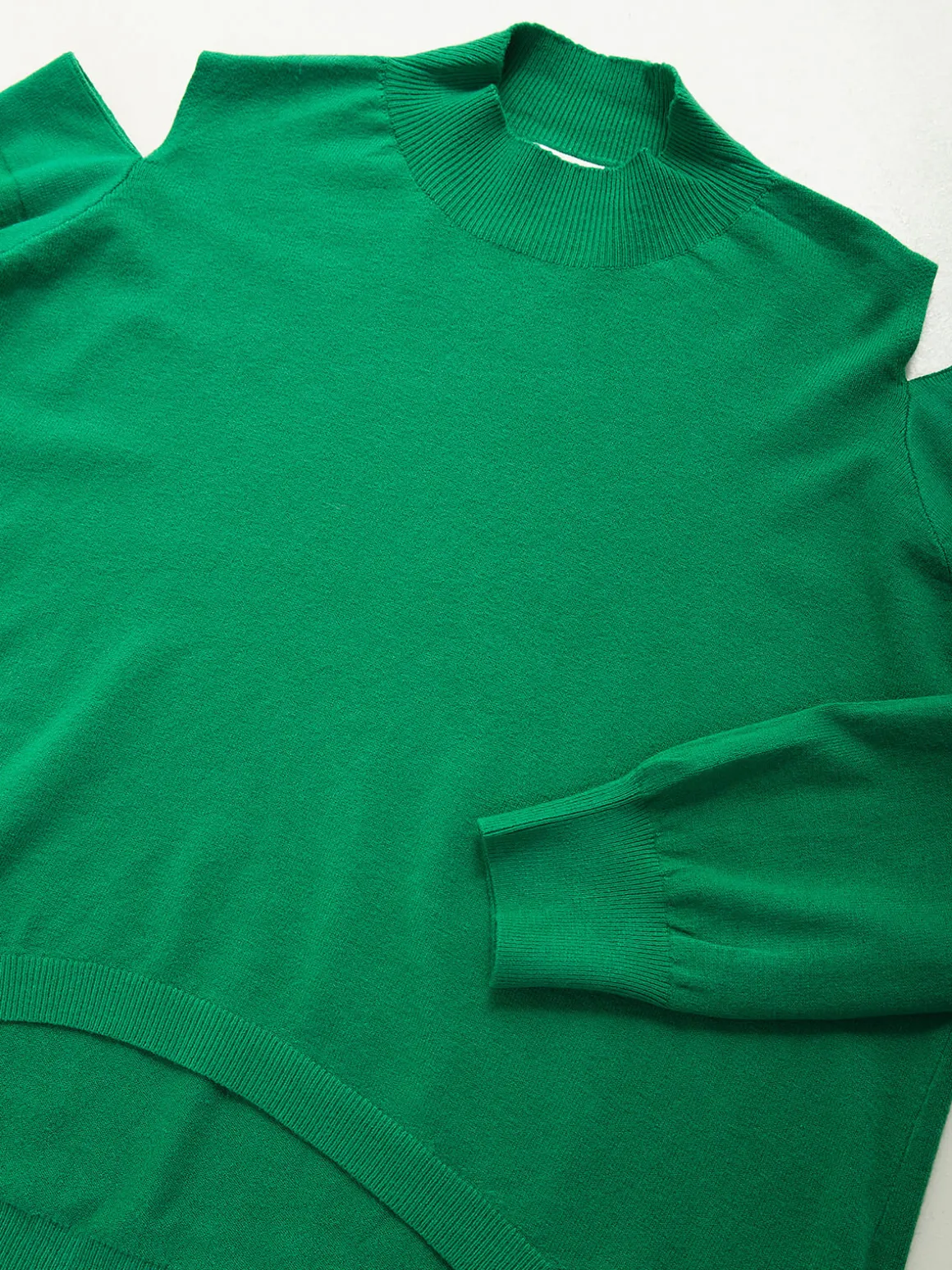 Camisola malha com ombros recortados