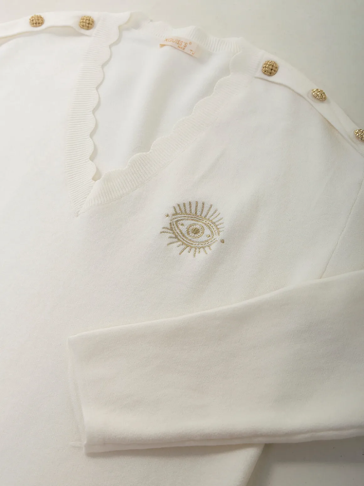 Camisola malha em V com botões dourados