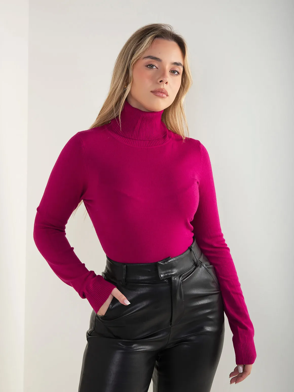 Camisola malha fina com gola alta