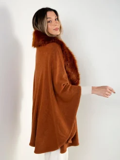 Capa telha em malha com gola de pelo