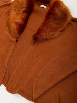 Capa telha em malha com gola de pelo