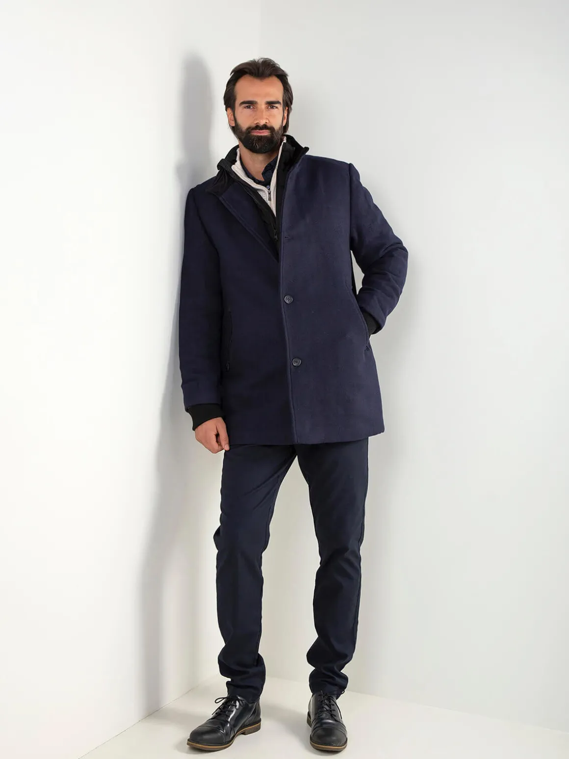 Casaco clássico azul marinho com gola dupla