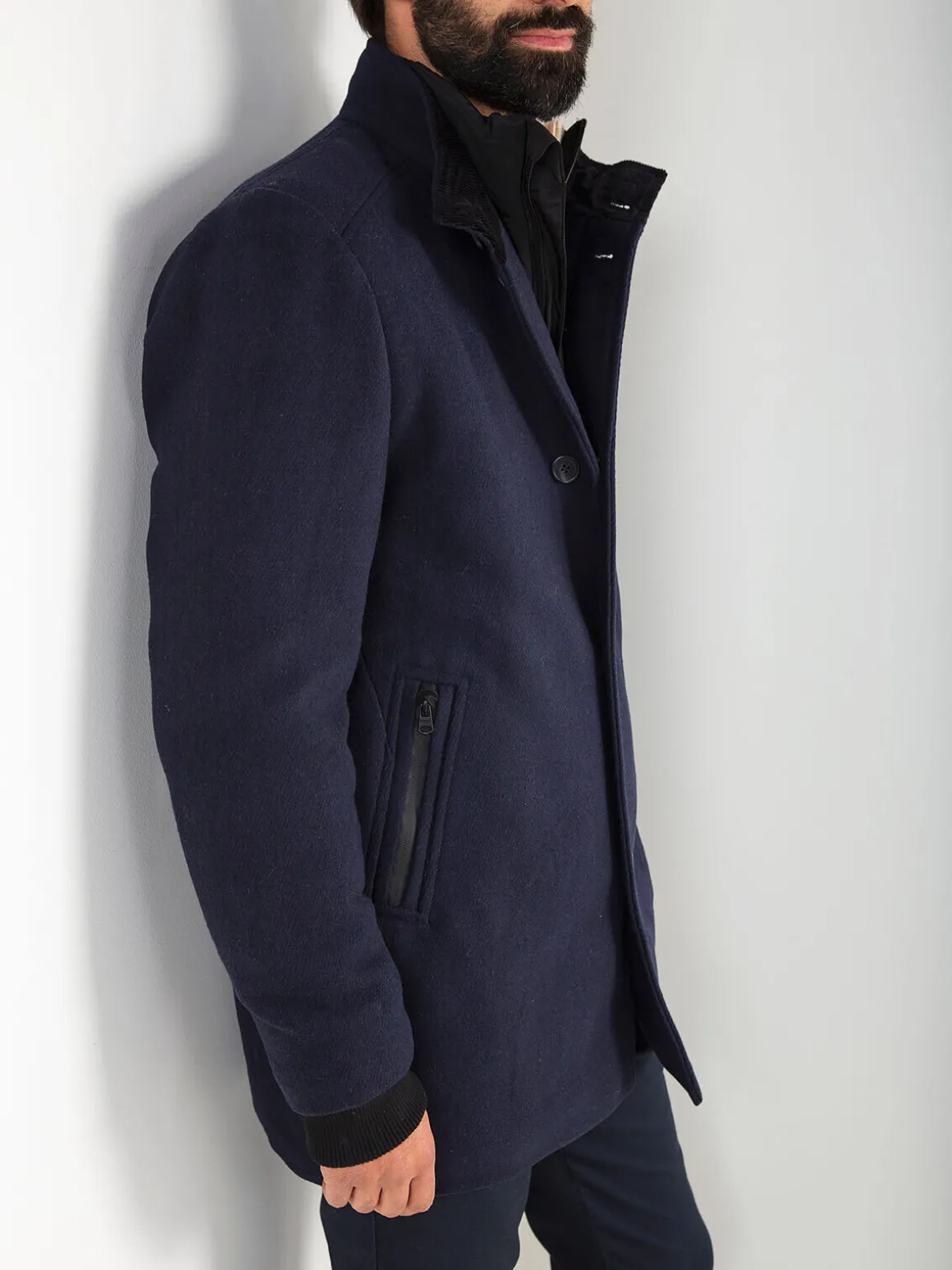Casaco clássico azul marinho com gola dupla