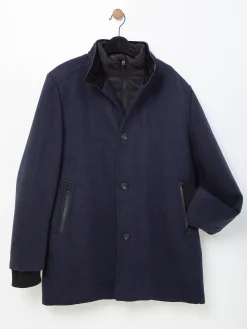 Casaco clássico azul marinho com gola dupla