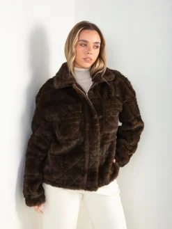 Casaco curto efeito pelo com bolsos