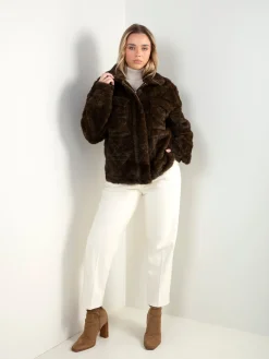 Casaco curto efeito pelo com bolsos