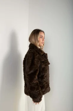 Casaco curto efeito pelo com bolsos