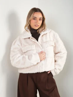 Casaco curto efeito pelo com bolsos