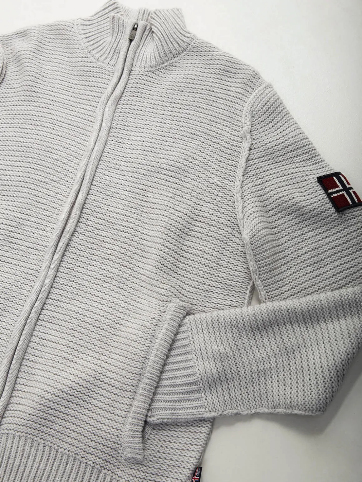 Casaco de malha com gola subida