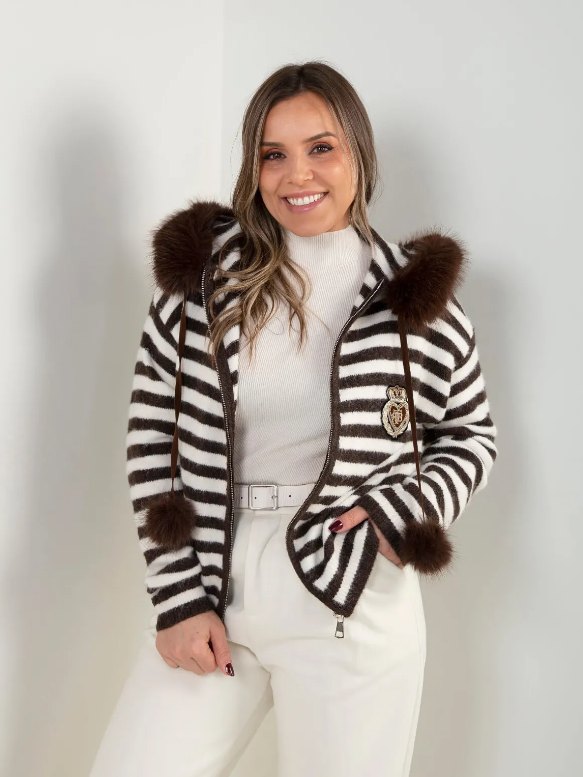 Casaco de malha às riscas com capuz