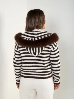 Casaco de malha às riscas com capuz