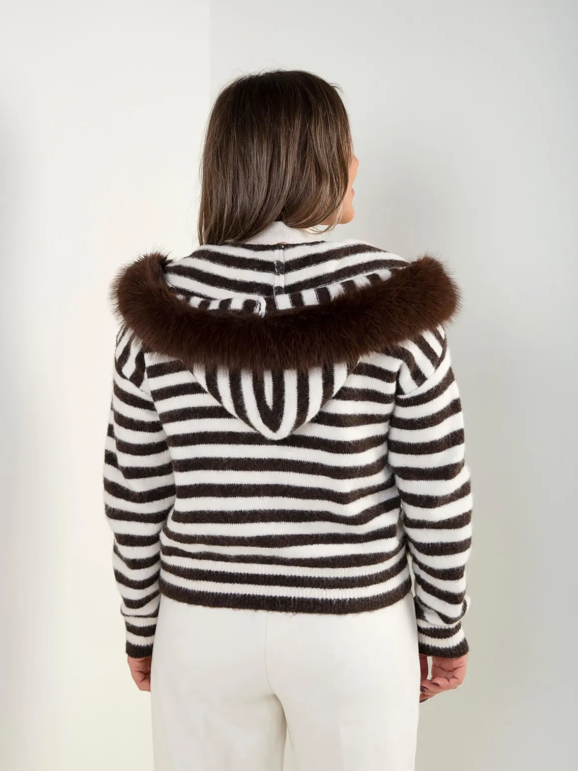 Casaco de malha às riscas com capuz