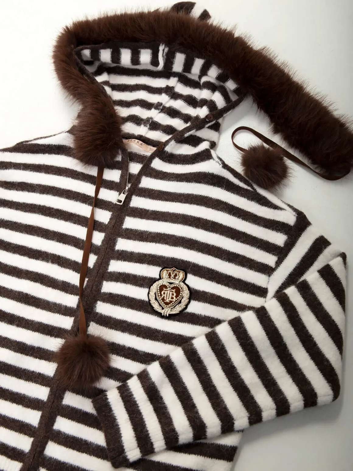 Casaco de malha às riscas com capuz