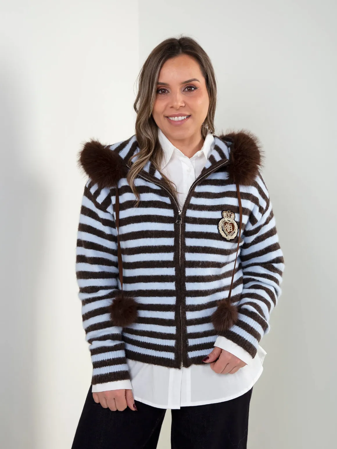 Casaco de malha às riscas com capuz