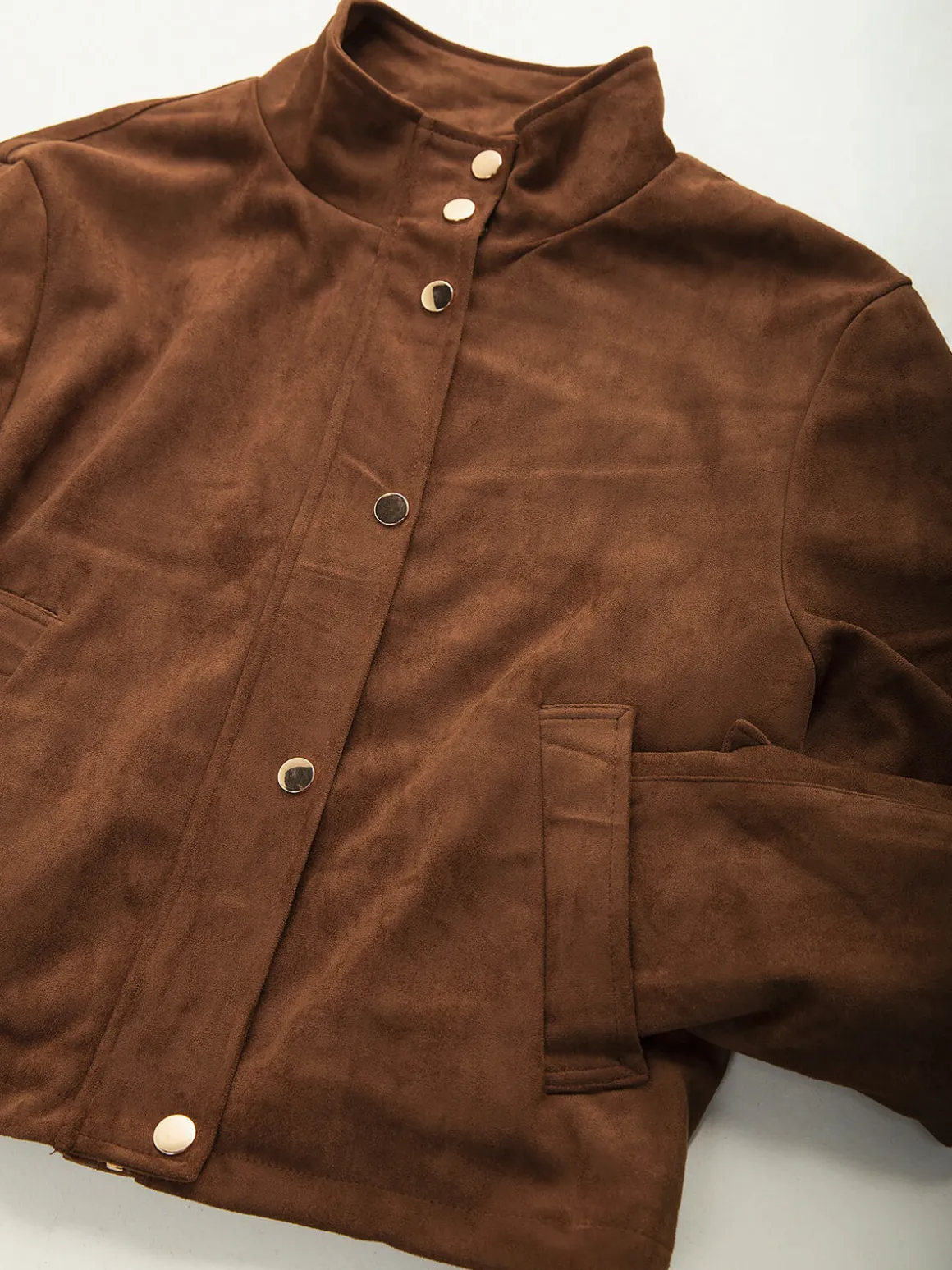 Casaco efeito camurça gola subida