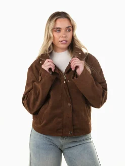 Casaco efeito camurça gola subida