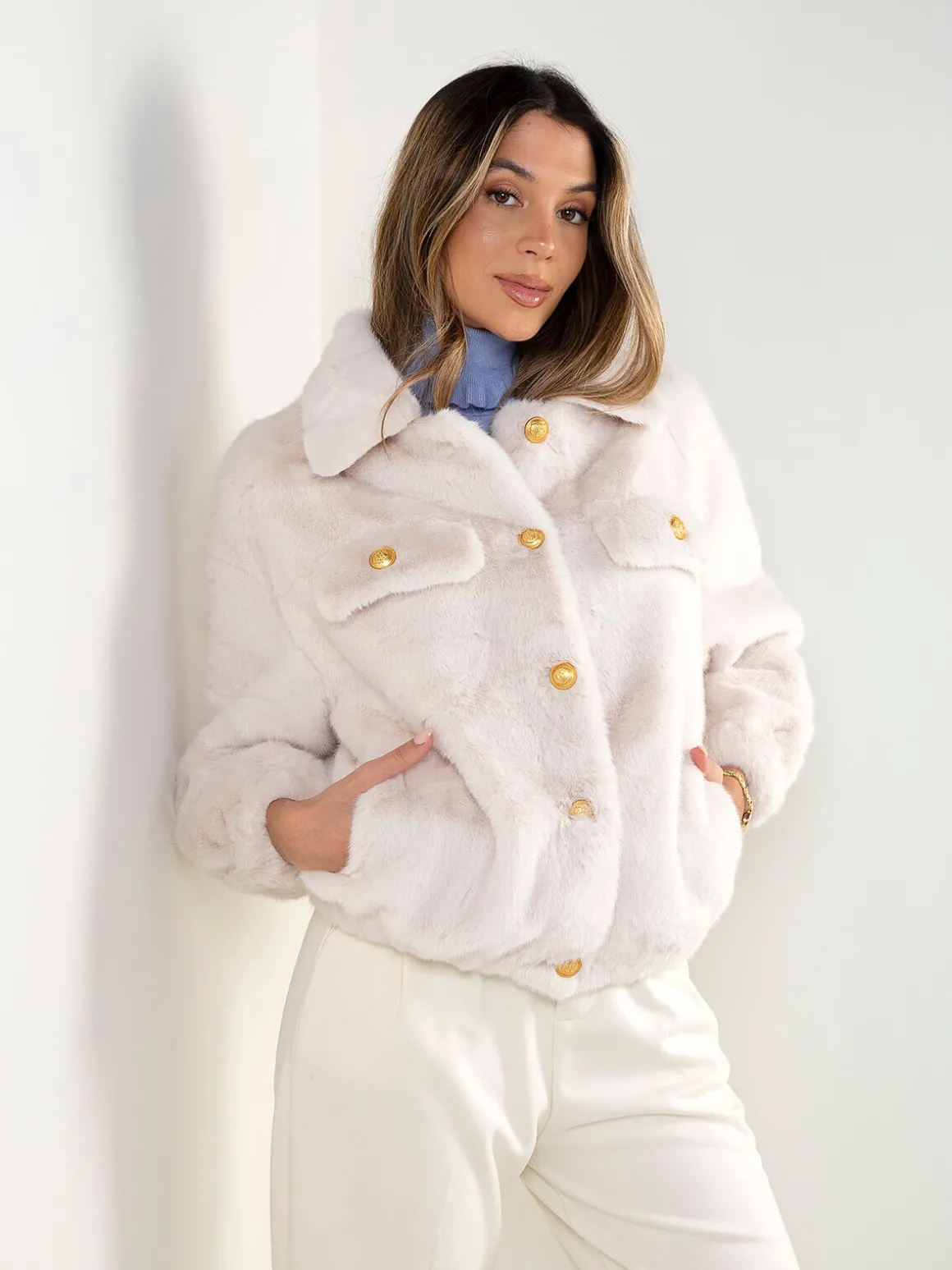 Casaco efeito pelo com botões dourados