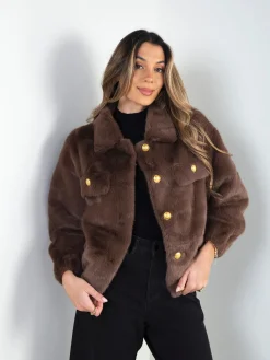 Casaco efeito pelo com botões dourados