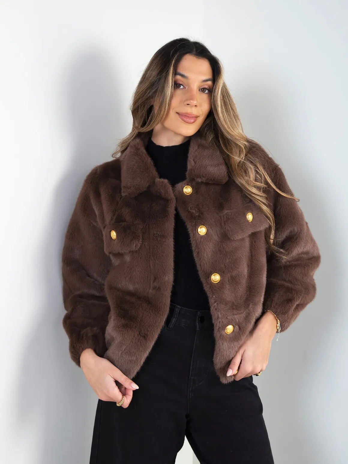 Casaco efeito pelo com botões dourados