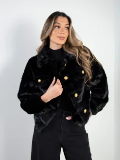 Casaco efeito pelo com botões dourados