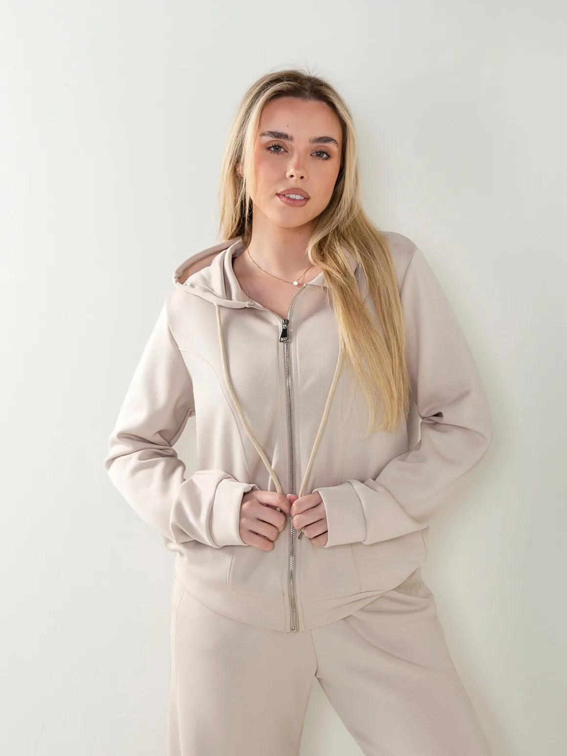 Casaco fato treino com capuz ajustável