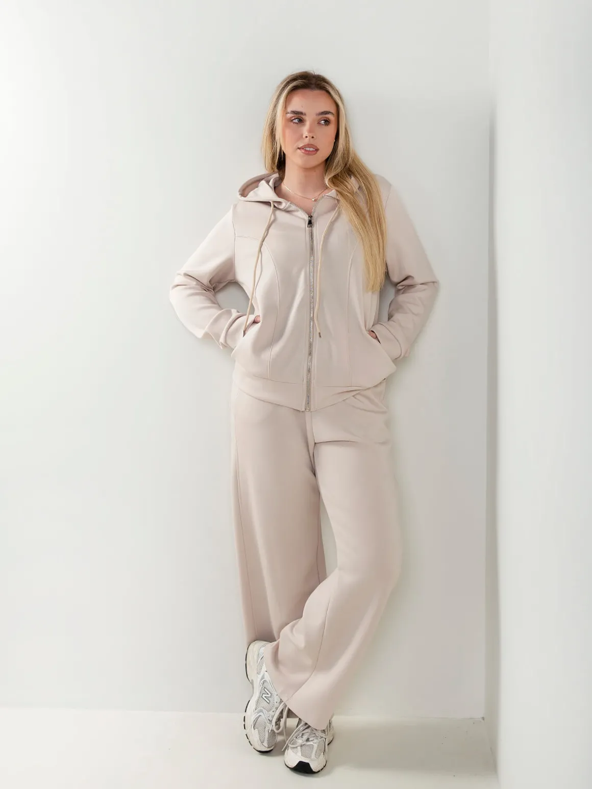 Casaco fato treino com capuz ajustável