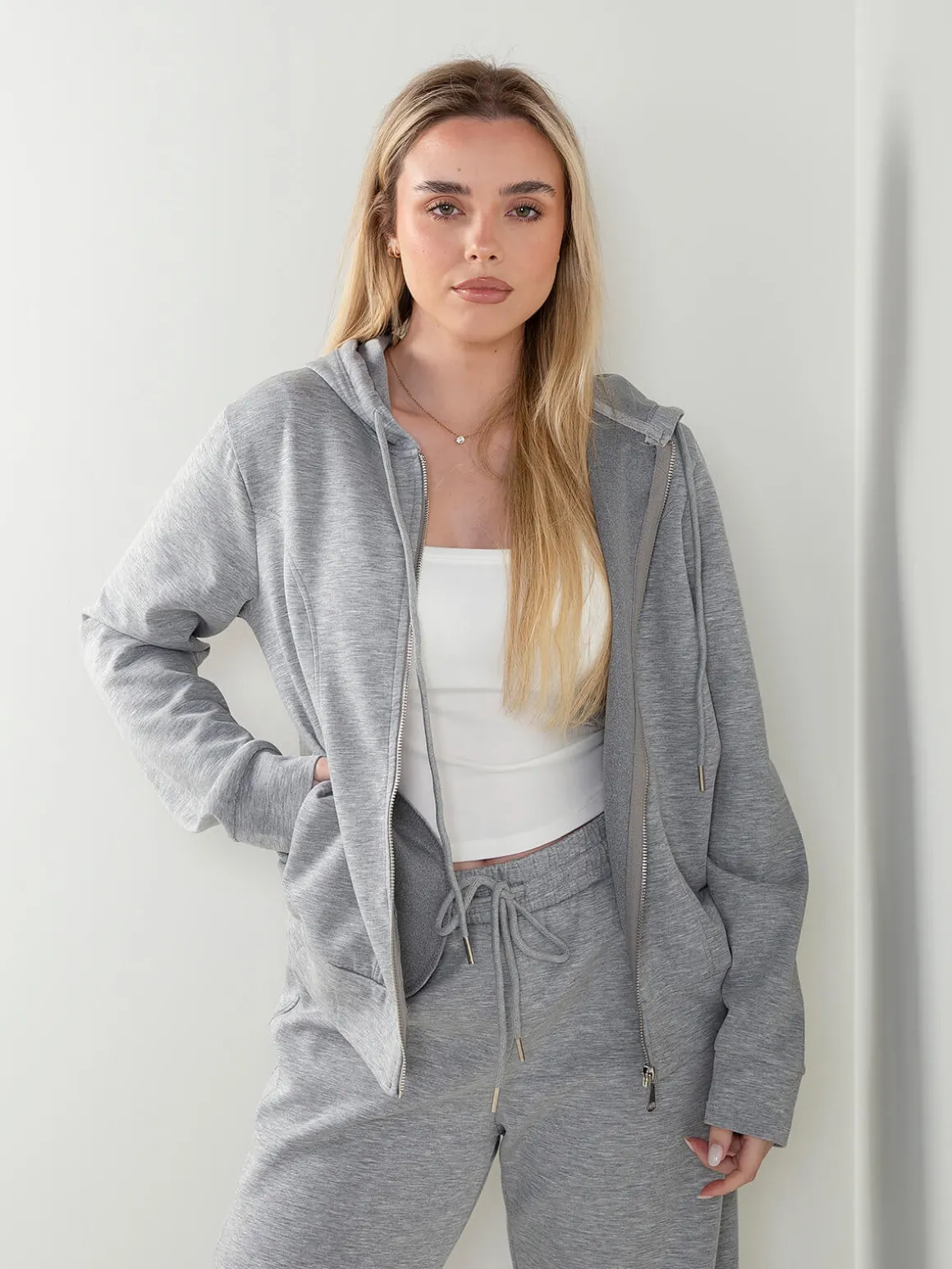 Casaco fato treino com capuz ajustável