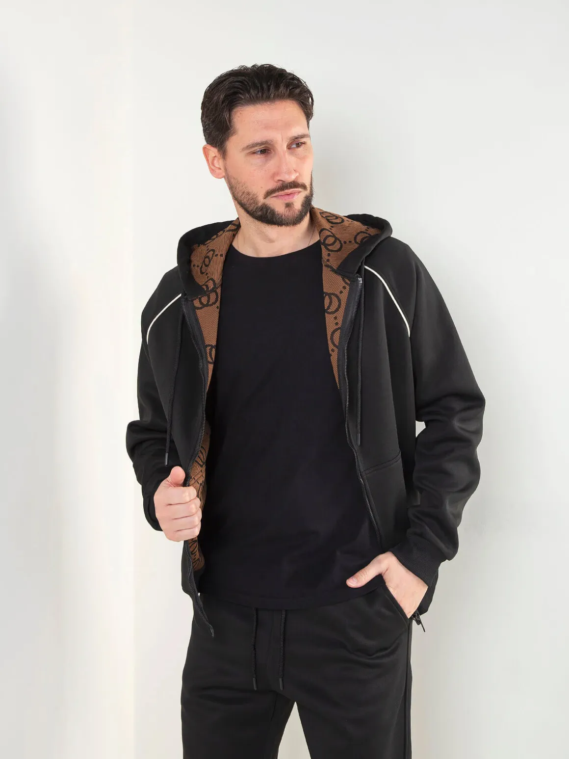 Casaco hoodie preto com interior estampado