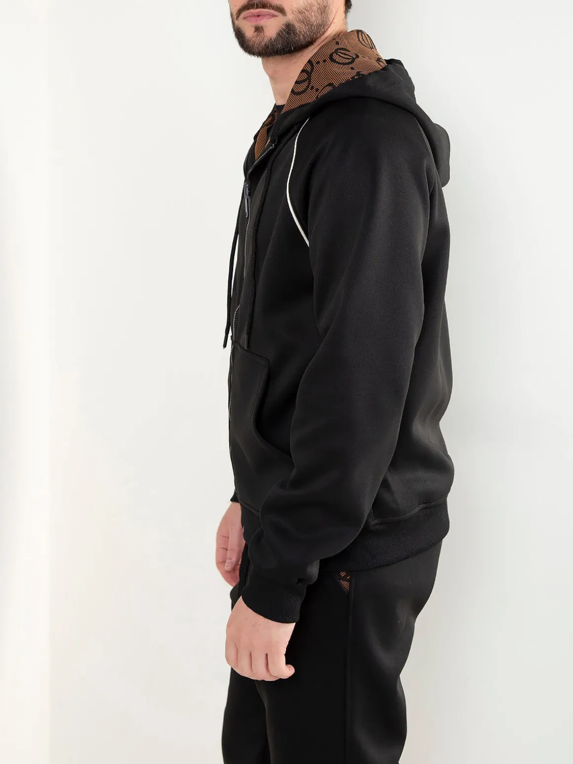 Casaco hoodie preto com interior estampado