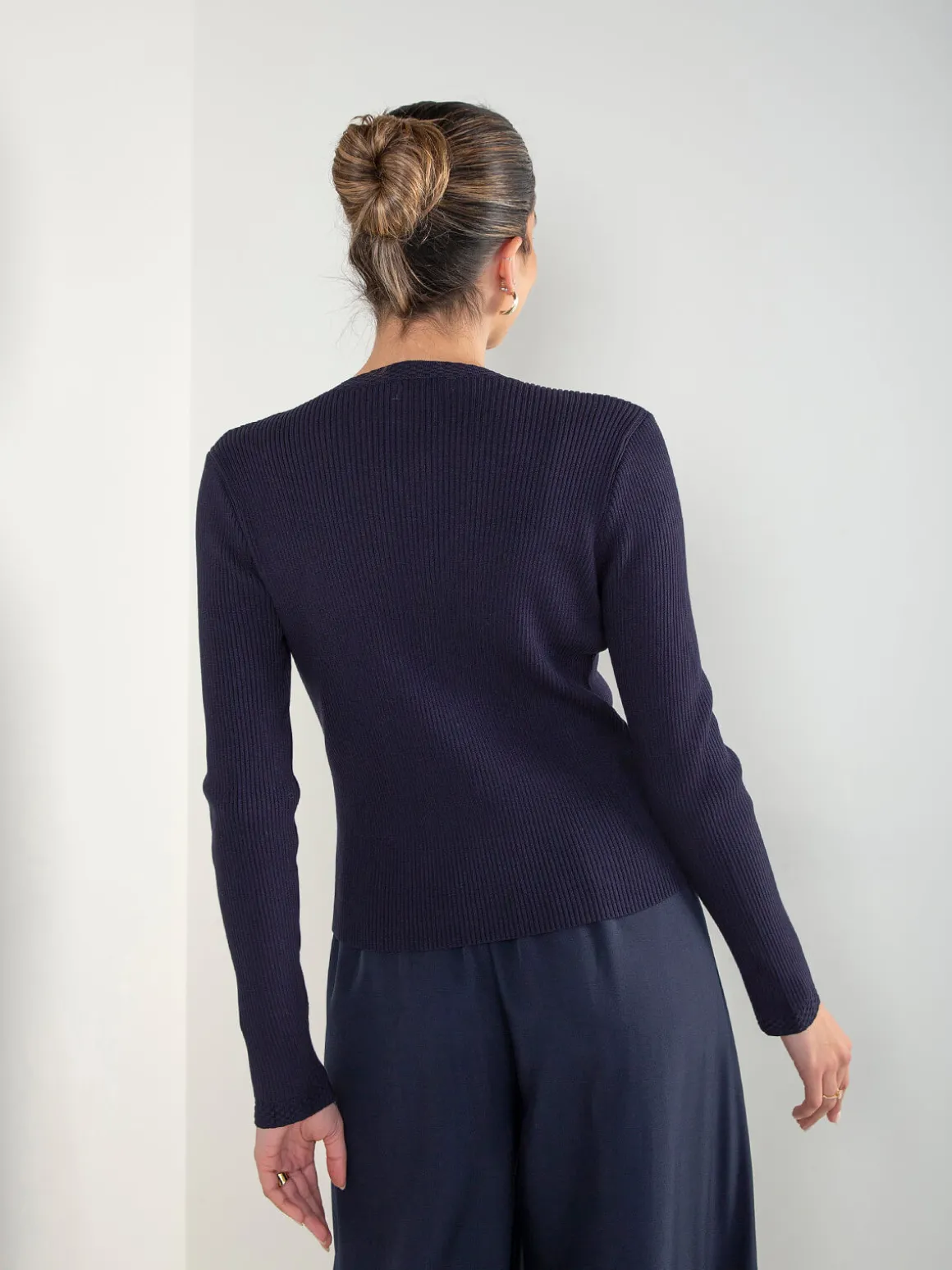 Casaco malha canelada com botões jóia