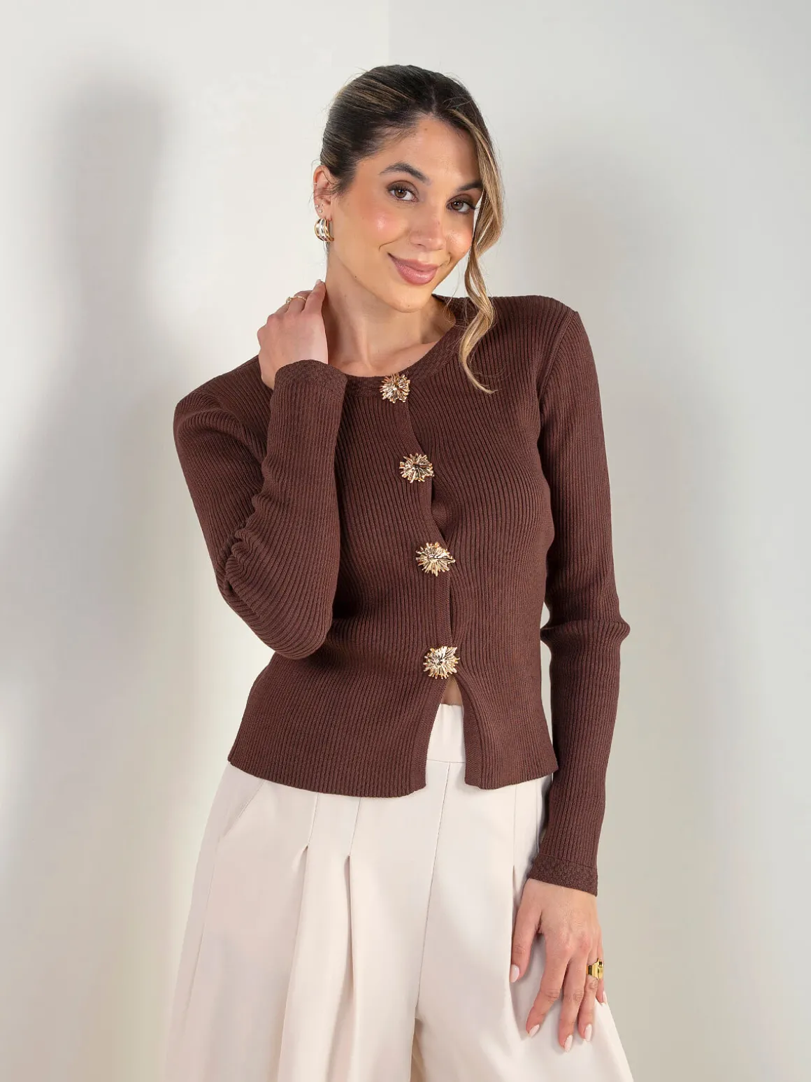 Casaco malha canelada com botões jóia