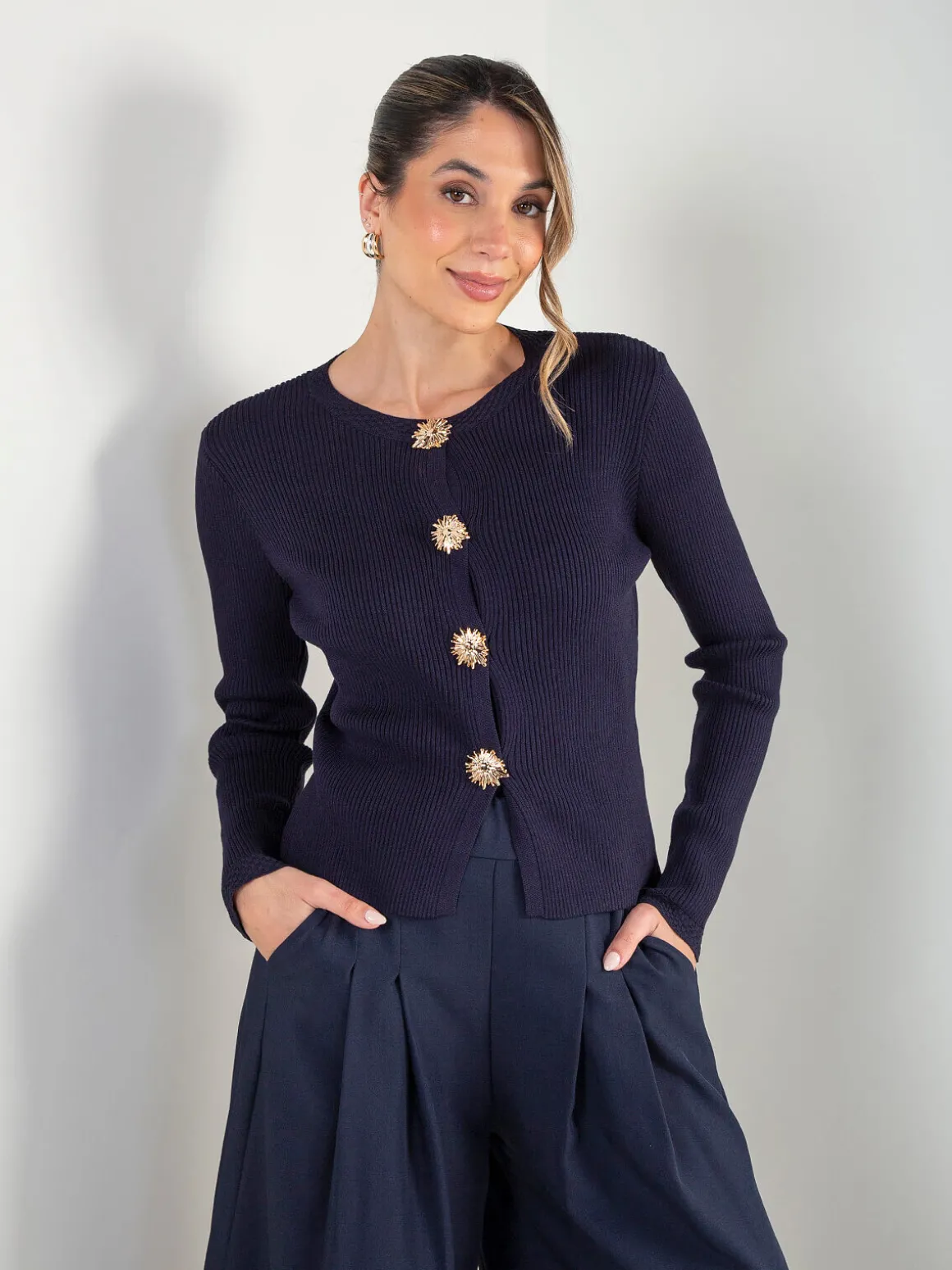 Casaco malha canelada com botões jóia