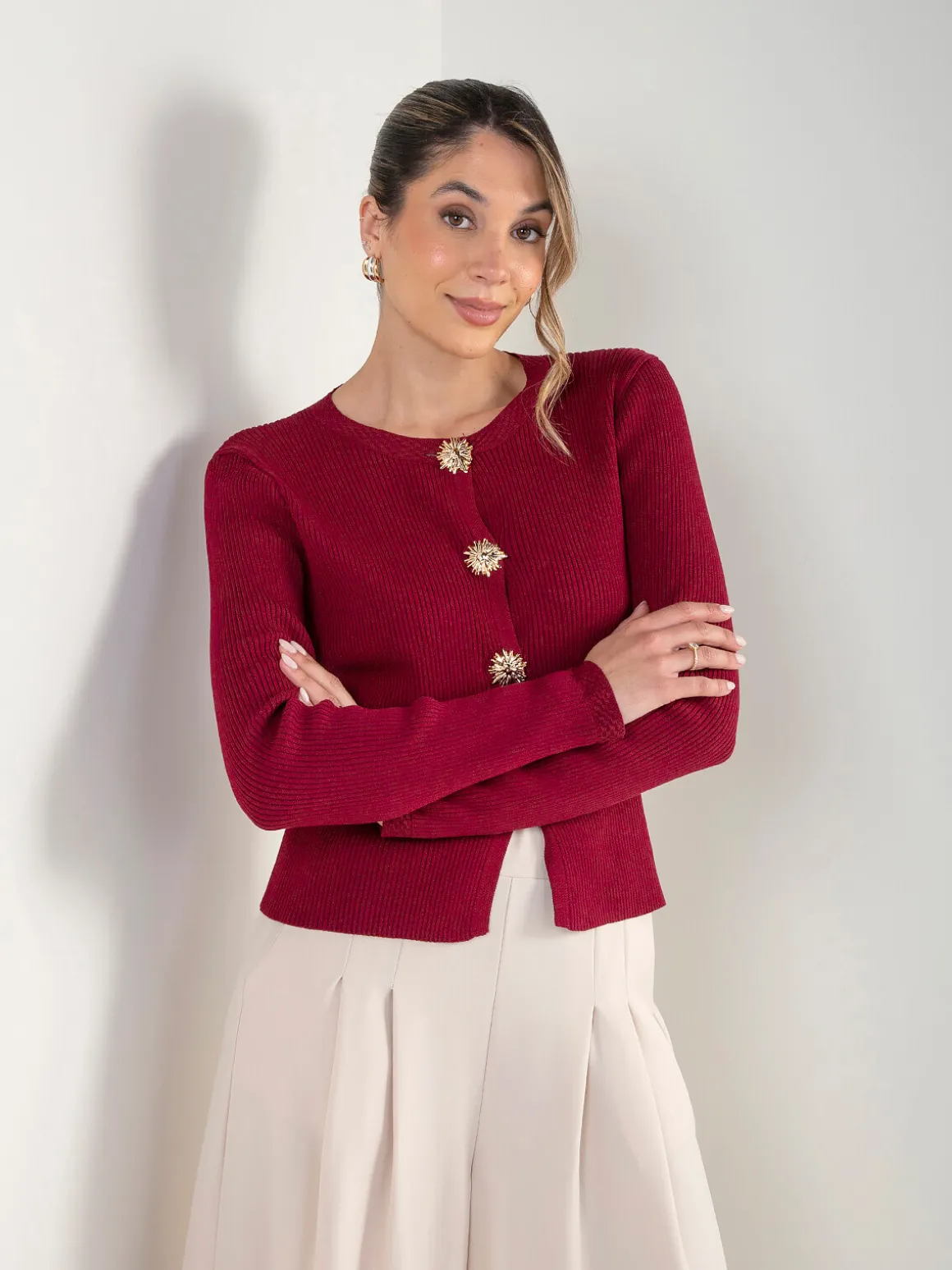 Casaco malha canelada com botões jóia