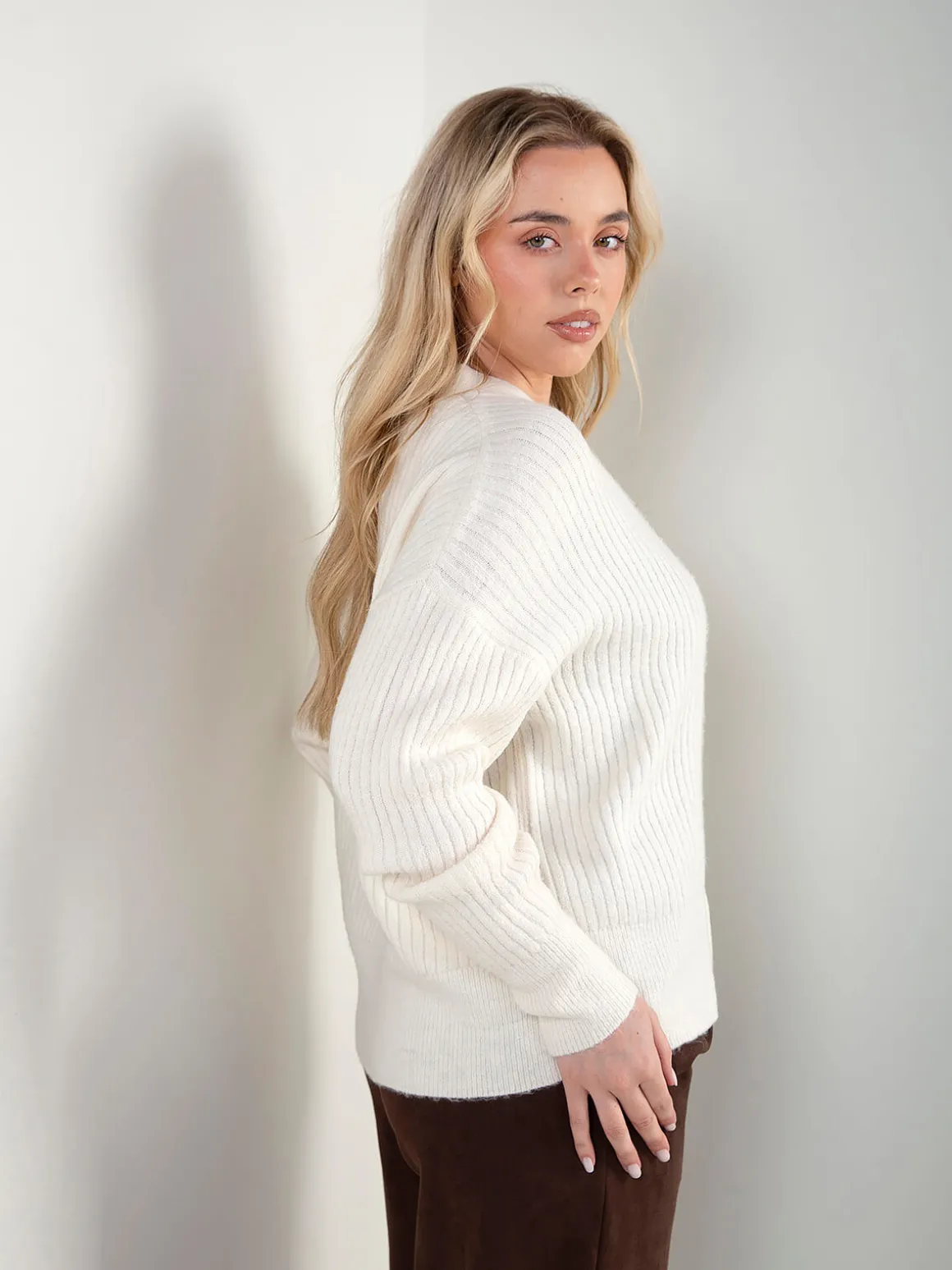 Casaco malha canelada decote V