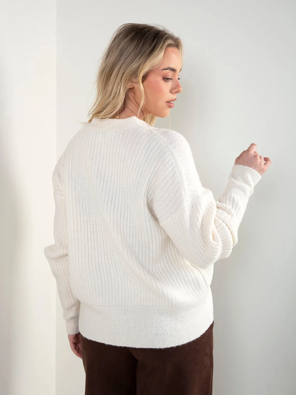 Casaco malha canelada decote V