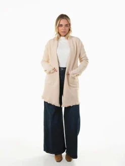 Casaco malha com acabamentos desfiados