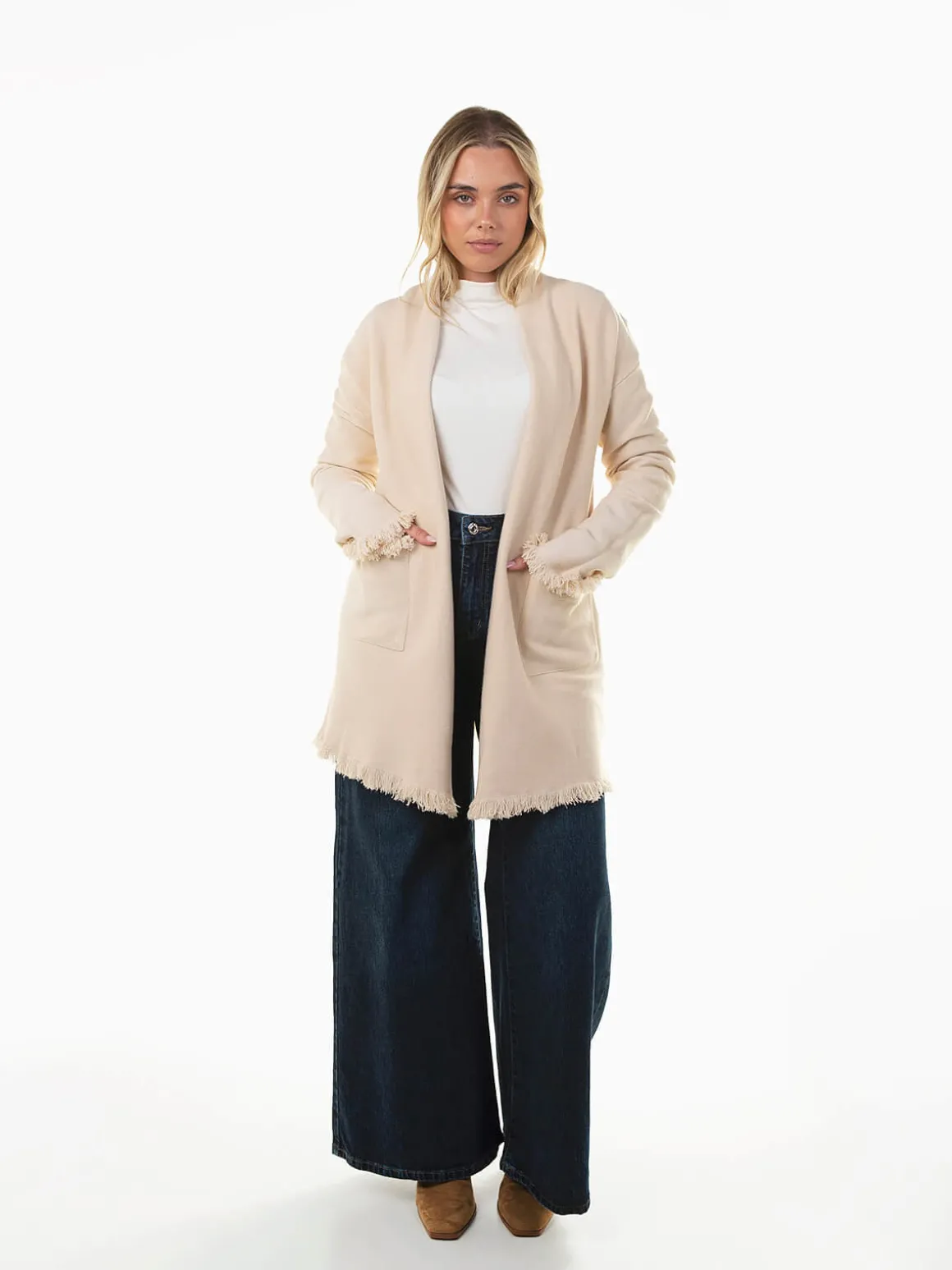 Casaco malha com acabamentos desfiados