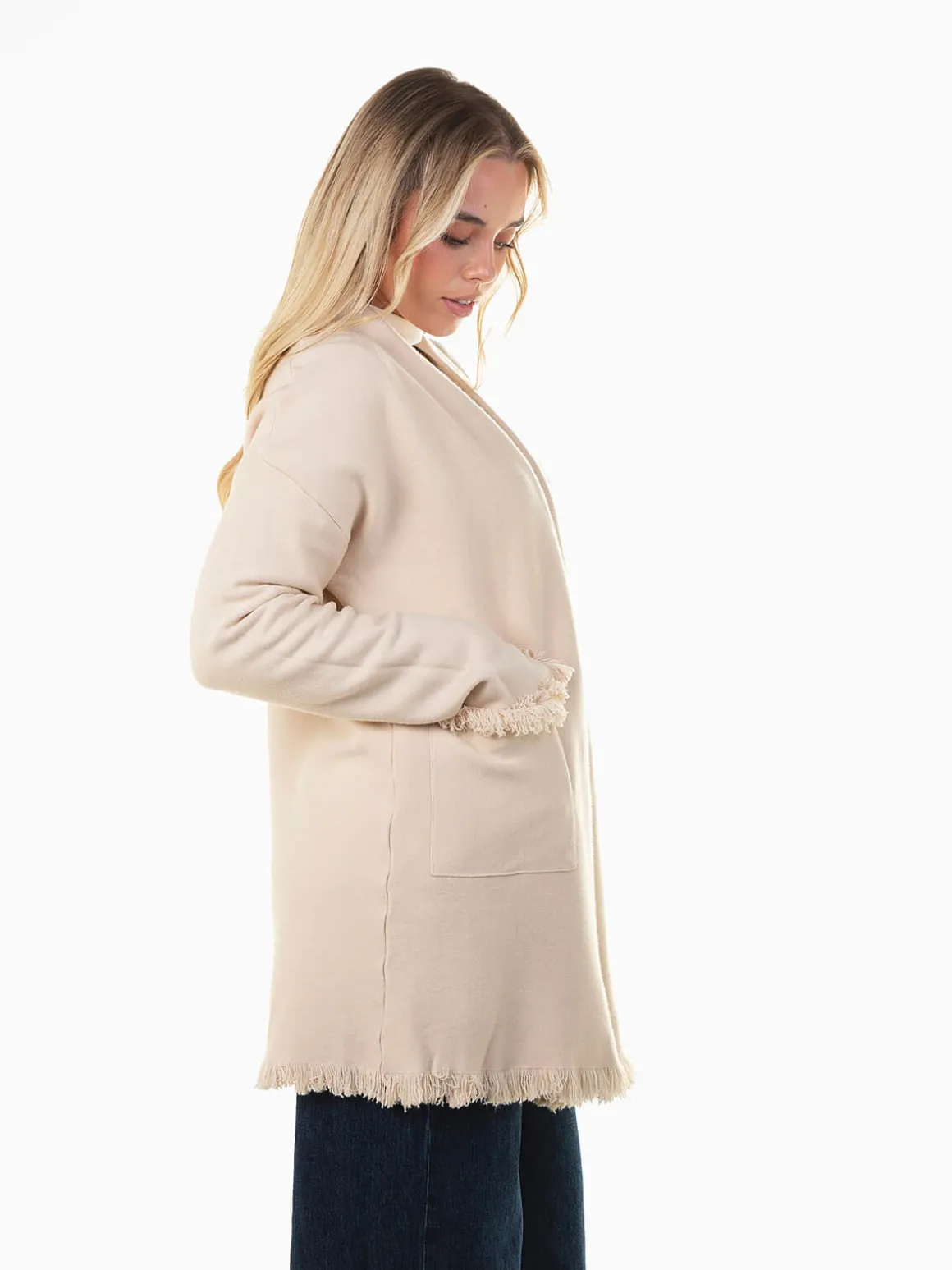 Casaco malha com acabamentos desfiados