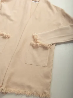 Casaco malha com acabamentos desfiados