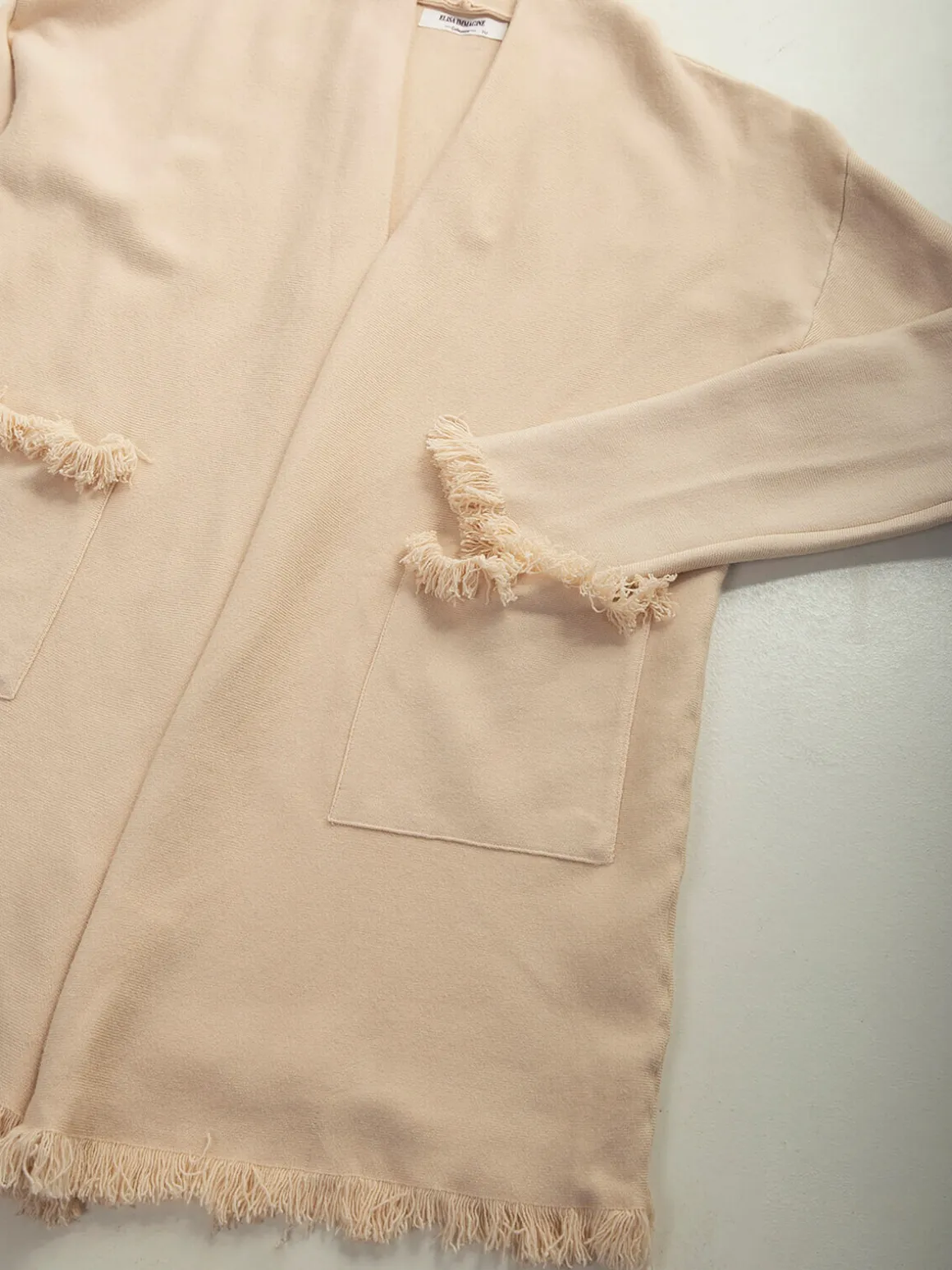 Casaco malha com acabamentos desfiados