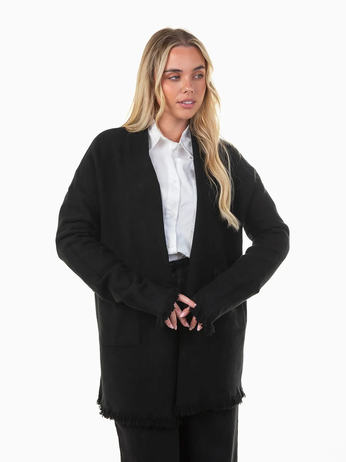 Casaco malha com acabamentos desfiados